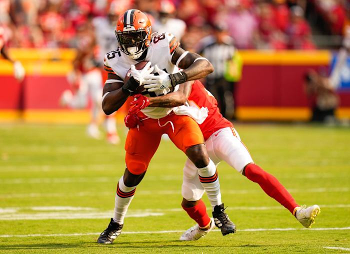 Cleveland Browns TE David Njoku breaks a tackle